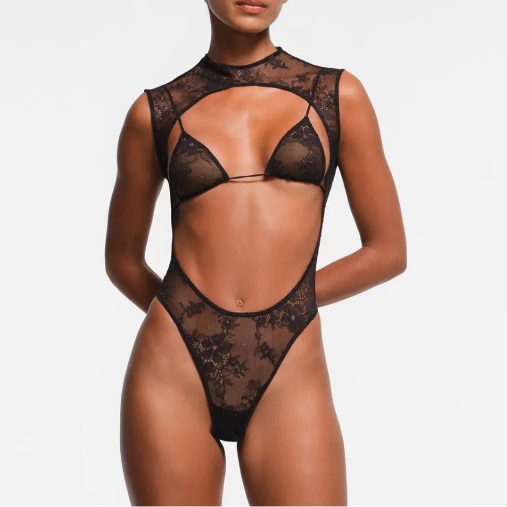 SKIMS ULTRA FINE LACE OPEN FRONT THONG TEDDY | *NWT | COLOR: ONYX | SIZE: XS